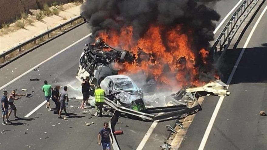 Barajan como posible causa del accidente en la A-7 un descuido del camionero