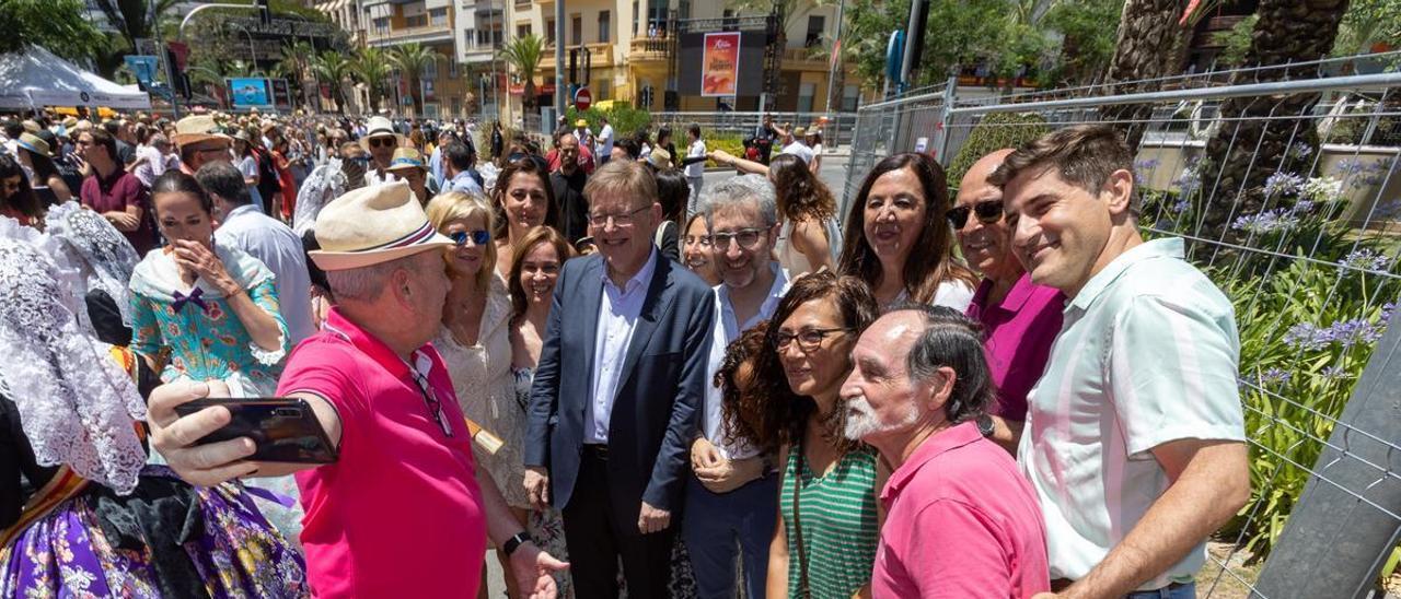 El presidente de la Generalitat Valenciana, Ximo Puig, se hace una fotografía entre los consellers Gabriela Bravo y Arcadi España