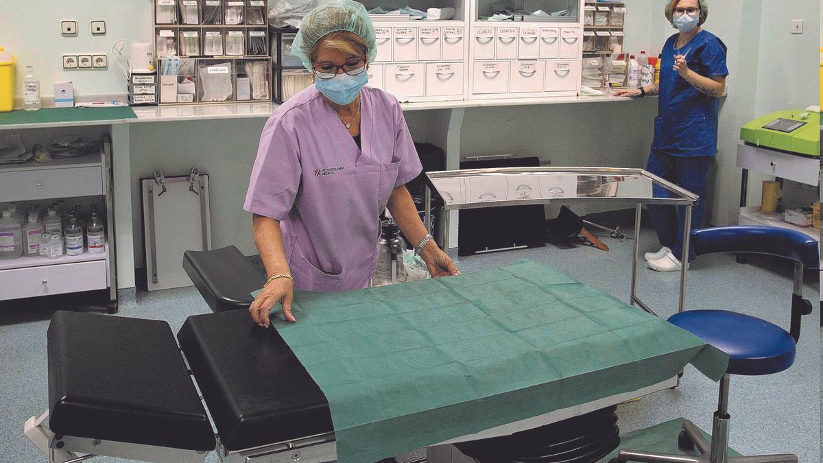 Dos profesionales preparan el quirófano para realizar una interrupción del embarazo en una clínica privada de València.