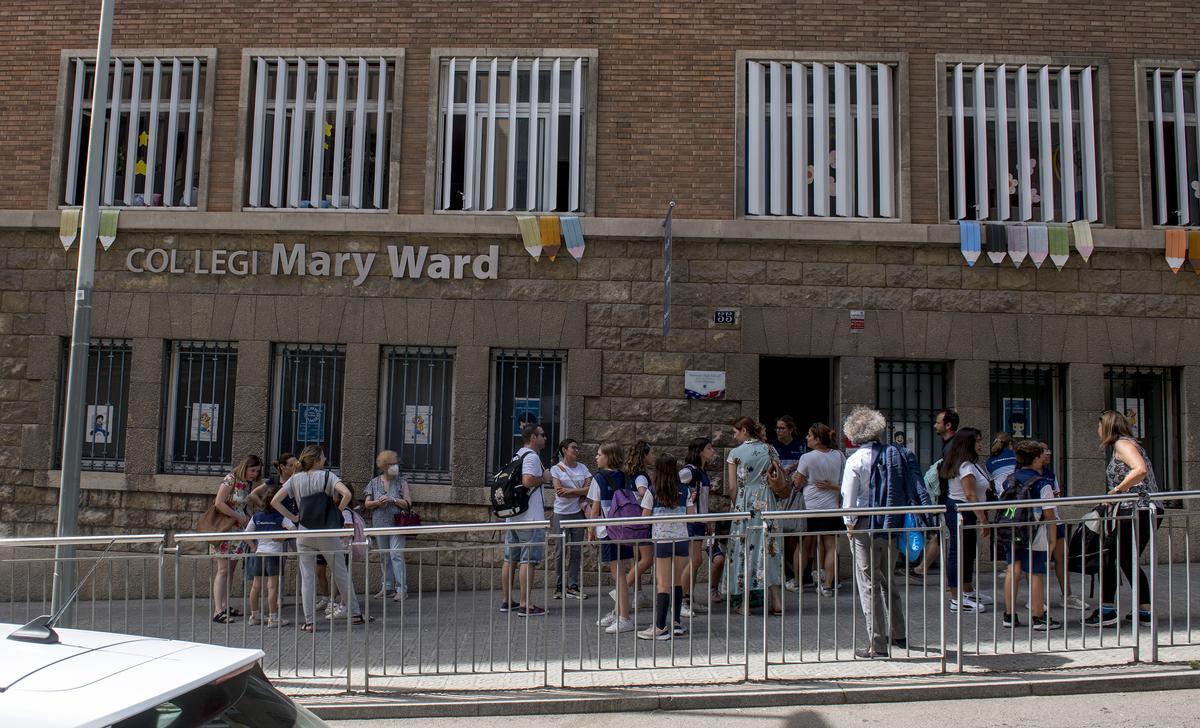Les famílies de l’escola Mary Ward de Barcelona porten el tancament de l’escola als jutjats