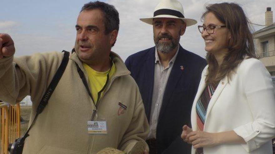 Meritxell Serret, consellera d&#039;Agricultura, juntament amb Jordi Badia, alcalde de Calaf, i un coordinador