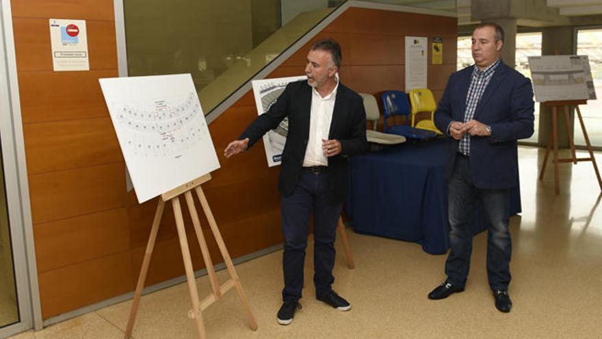 Ángel Víctor Torres (i), junto a Miguel Ángel Ramírez, explica las obras en el Gran Canaria.