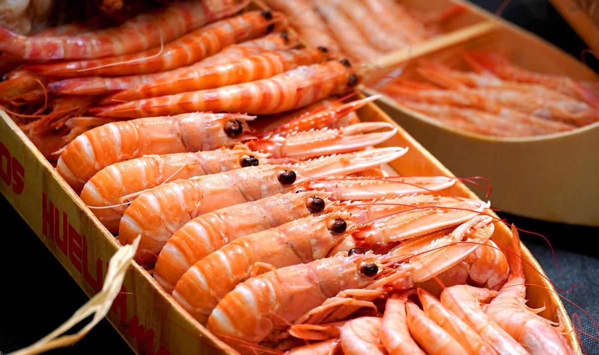 Una de las bandejas de gambas en la presentación de la Feria de la Gamba de Punta Umbría este jueves en Huelva.