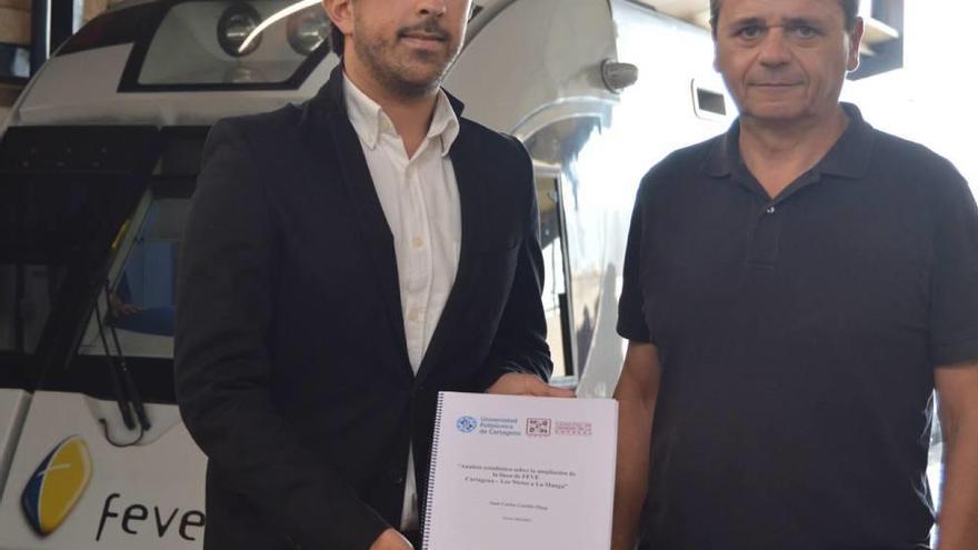 El estudiante Castillo, junto al director de su estudio, Fernando López, en la estación de FEVE.