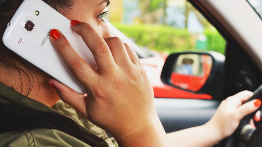 La DGT podría multarte aunque no uses el móvil en el coche