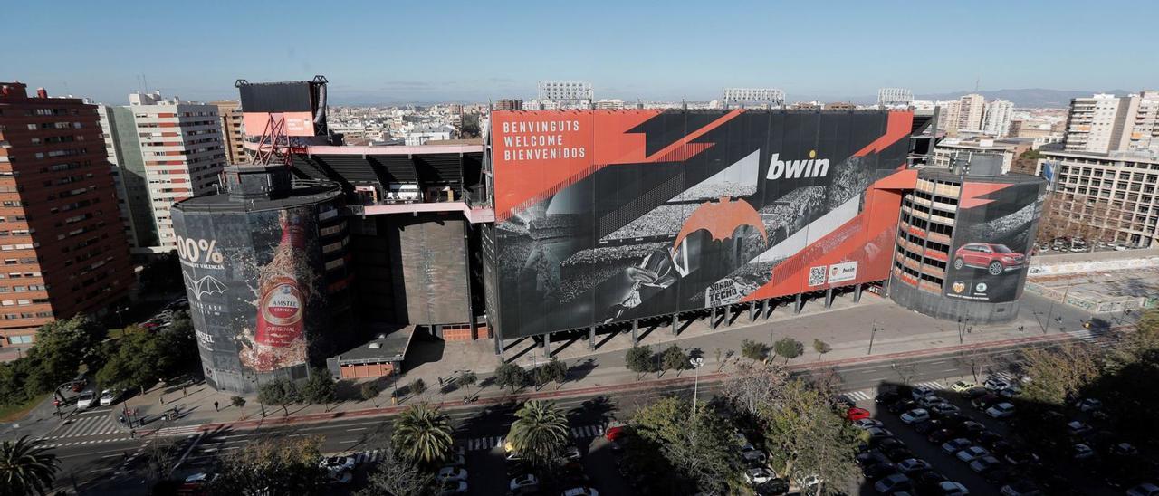 Vista panorámica del estadio de Mestalla con la Avenida de Aragón, que se plantea convertir en un bulevar. | EFE/K. FÖRSTERLING