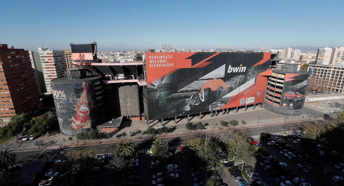 Vista panorámica del estadio de Mestalla con la Avenida de Aragón, que se plantea convertir en un bulevar. | EFE/K. FÖRSTERLING