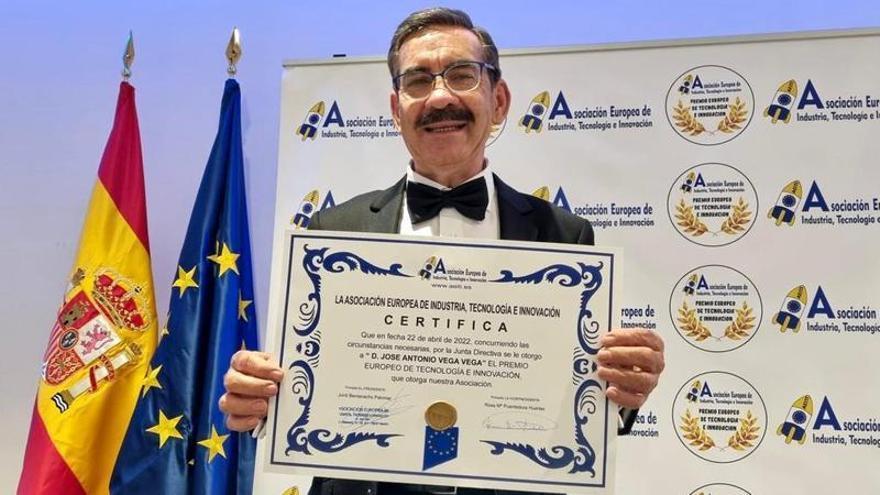 El profesor Vega Vega muestra el certificado del premio europeo a la innovación jurídica.