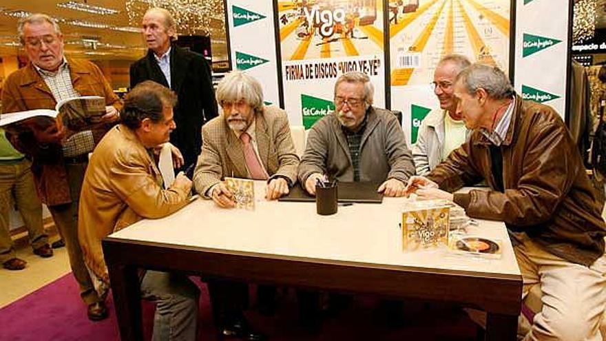 De izda a dcha, Bernardo Martínez y Juan Pelegrín (de pie), Manu Orío, Moncho Pérez, Kamalik y Carlos Mateo (sentados).