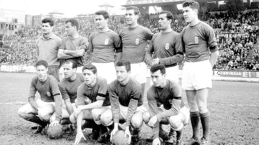Una formación del Oviedo de la temporada 1962-63. Por la izquierda, Madriles, Julio Marigil, Datzira, Iguarán, Azcueta y Paquito; agachados, Girón, Sánchez Lage, José Luis, Joao Jorge y José María.