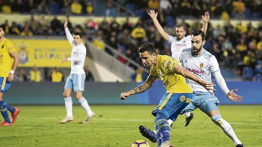 Rubén Castro golpea el balón ante Guitián durante el último partido en casa de Las Palmas.
