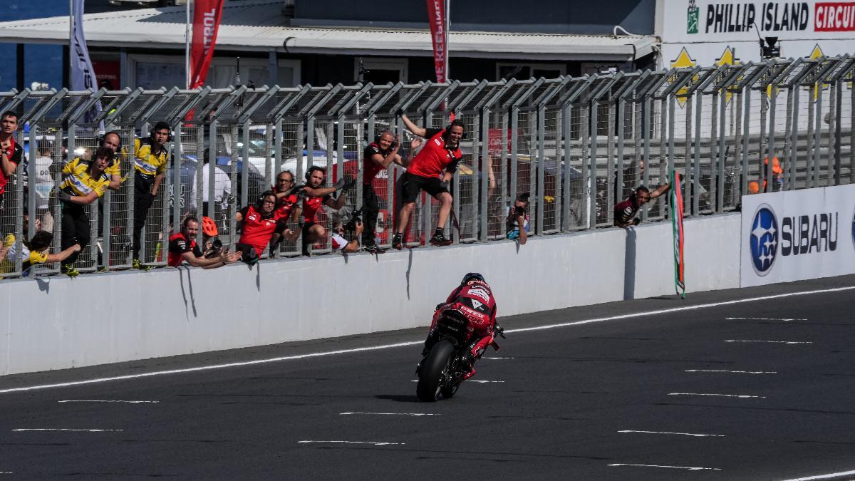 Ducati celebra el triunfo de Bulega