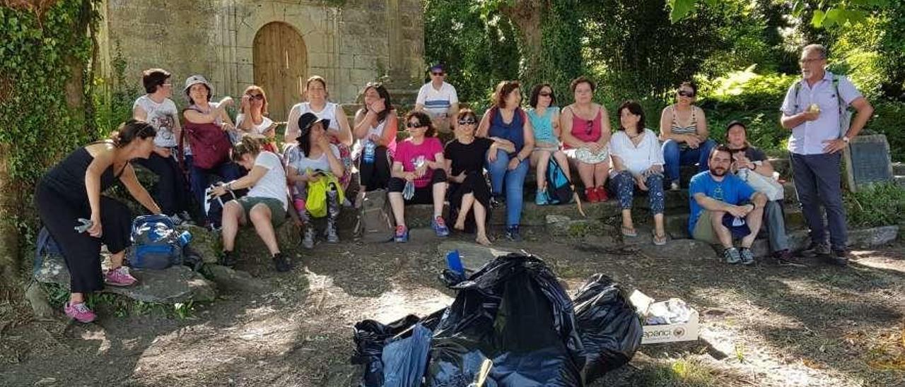 Participantes en la jornada de concienciación medioambiental en Cortegada. // FdV