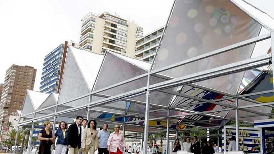 Un momento de la inauguración de la Biblioplaya de Levante, ayer