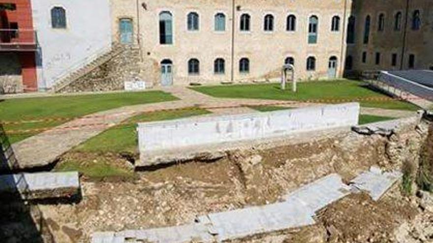 El mur del Museu Cerdà caigut per la tempesta de dimarts a la tarda