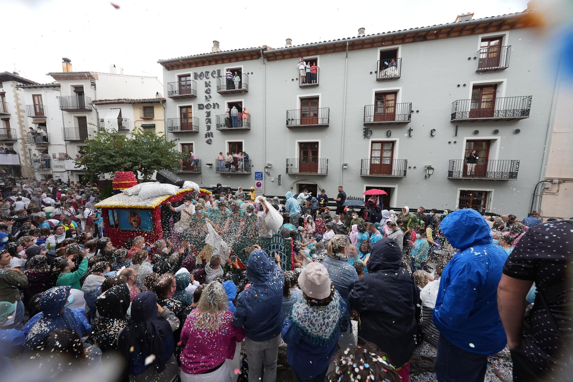 Búscate en el desfile de carrozas y disfraces de l'Anunci de Morella