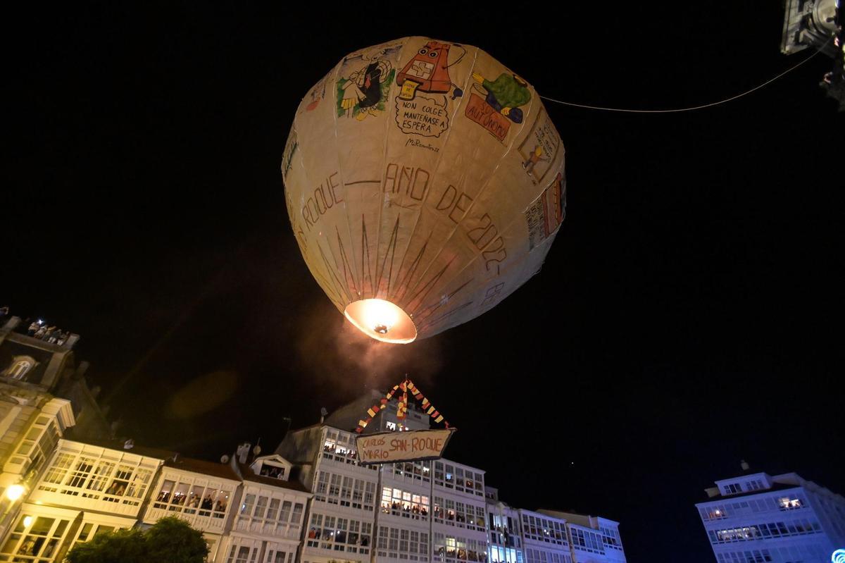 Betanzos lanza el globo de papel más grande del mundo