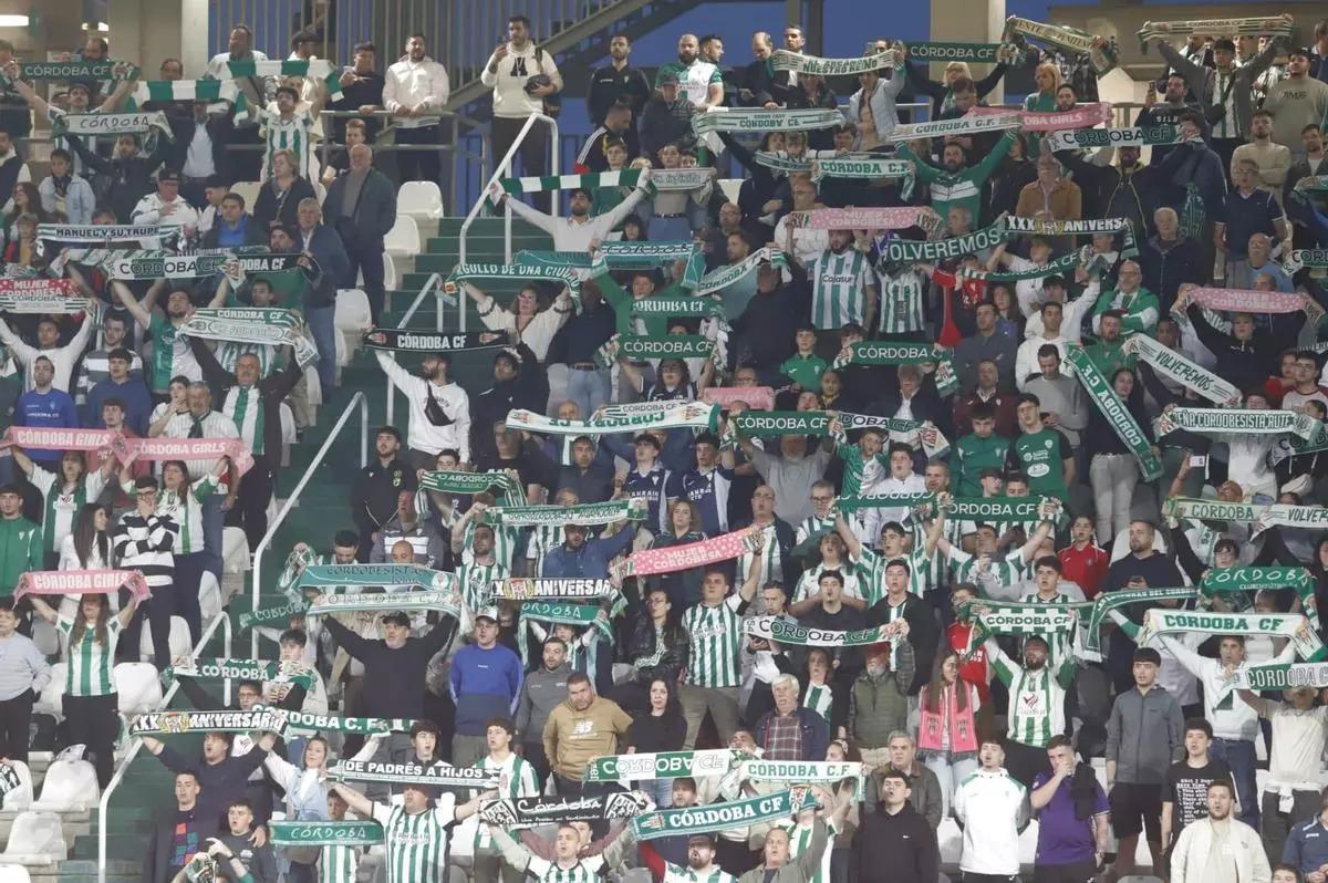 La afición del Córdoba CF entona el himno en el Bahrain Victorious Nuevo Arcángel.