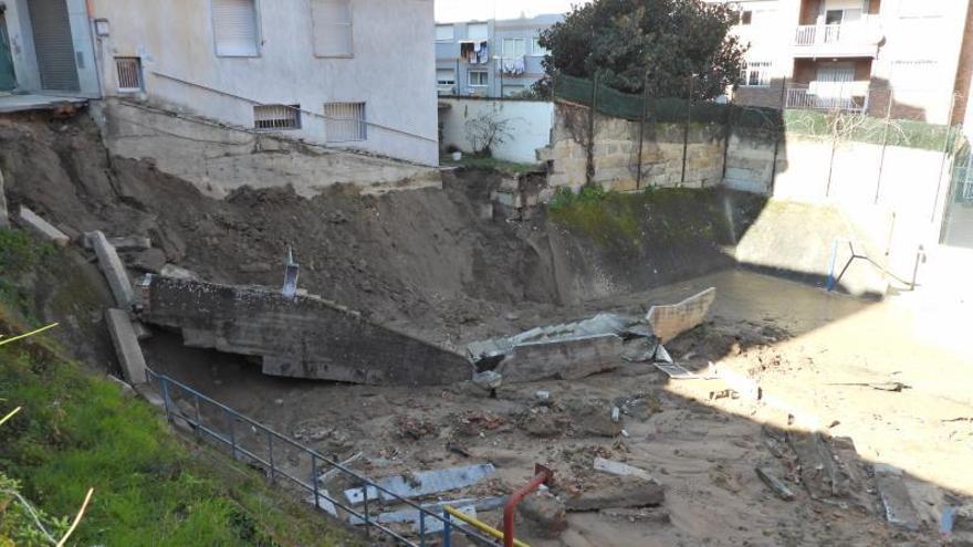 Los Bomberos dudan de la “seguridad” de la cimentación del edificio tras la caída del muro