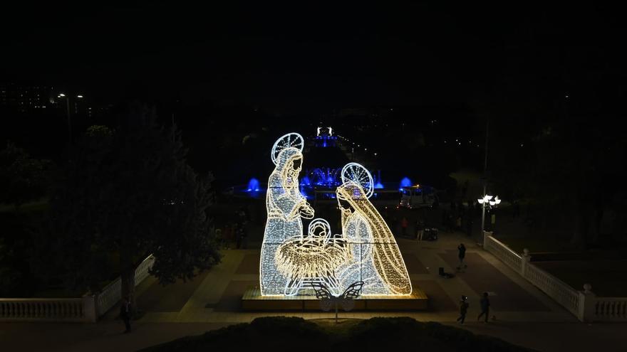 La Navidad también llega al Parque Grande de Zaragoza: así brillan el nuevo Belén gigante o los ángeles luminosos