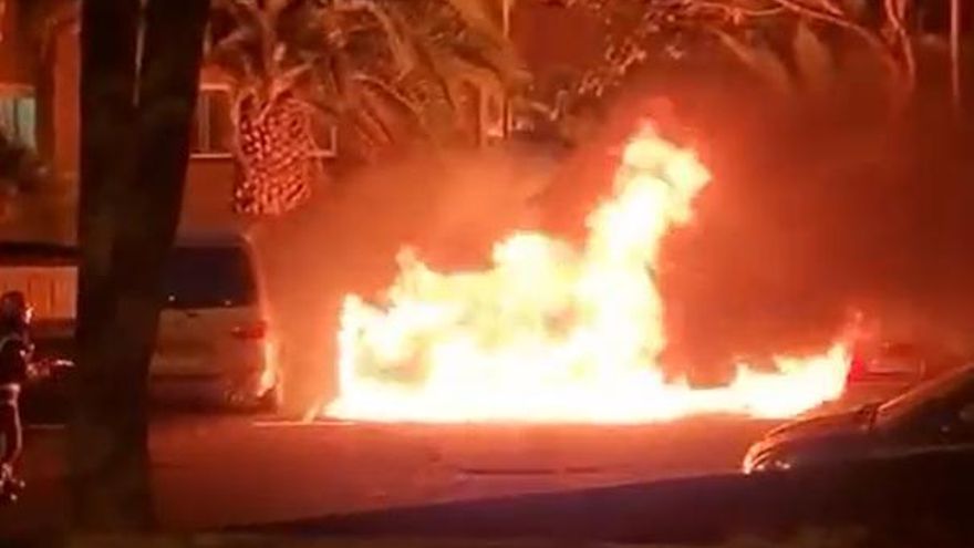 Incendio de varios coches en la zona de Ofra