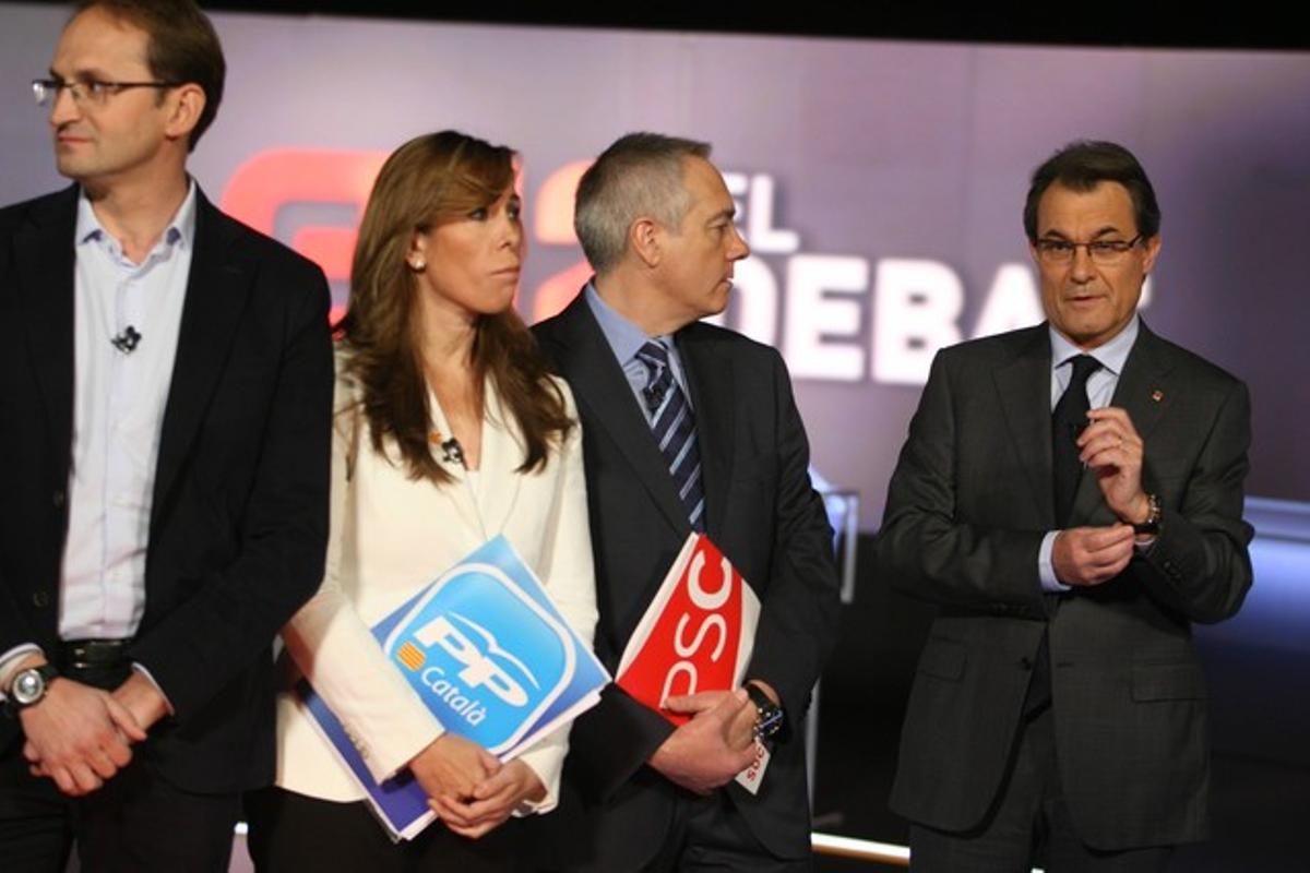 D’esquerra a dreta, Herrera, Camacho, Navarro i Mas, a l’inici del debat de TV-3.