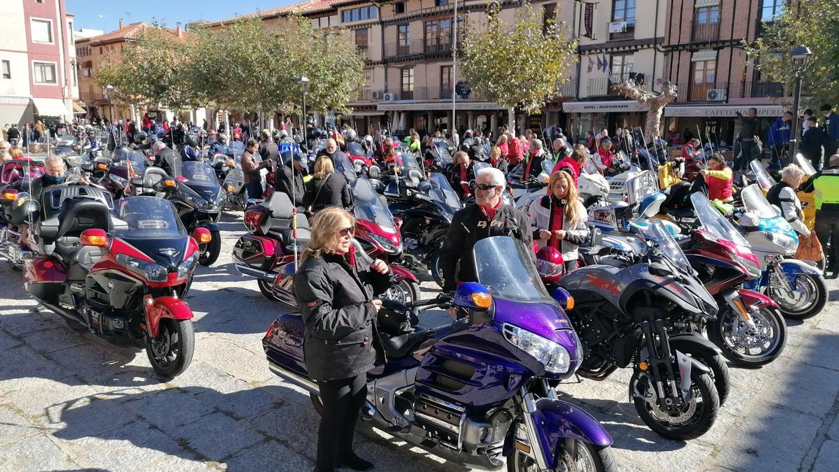 Participantes en la concentración estacionan las motos en la plaza de La Glorieta