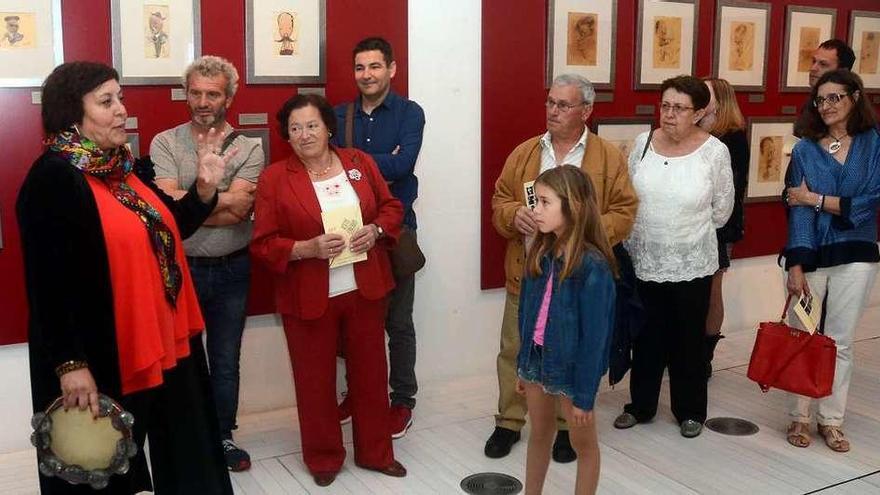 Uxía Senlle fue la otra guía de excepción en el recorrido por el Sexto Edificio del Museo. // Rafa Vázquez