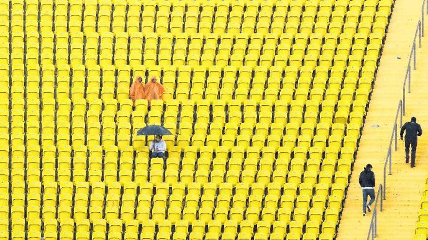 Dos aficionados abandonan el Estadio de Gran Canaria mientras otros tres resisten durante el partido UD Las Palmas con el Alavés.