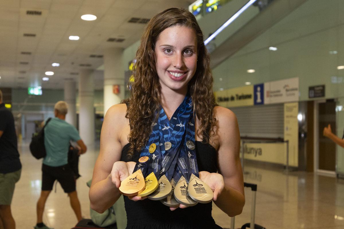La nadadora Iris Tió, campeona de Europa de solo técnico, a su llegada este jueves a Barcelona tras competir en el Europeo de París.