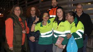 Marta Vidal, en el centro, con un grupo de compañeros antela planta de Stellantis.