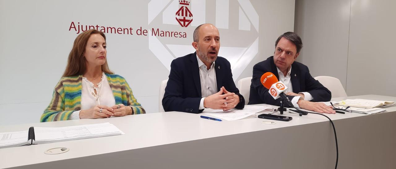 Mariona Ribera Esparbé, interventora; Marc Aloy Guàrdia, alcalde de Manresa i Valentí Junyent Torras, primer tinent d&#039;alcalde i regidor d&#039;Hisenda