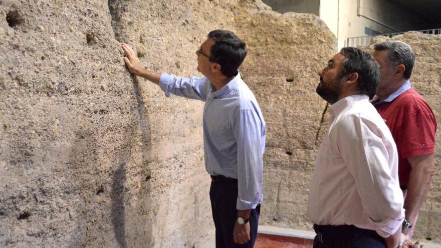 José Ballesta, junto a dos de sus concejales, visitan la Muralla Islámica