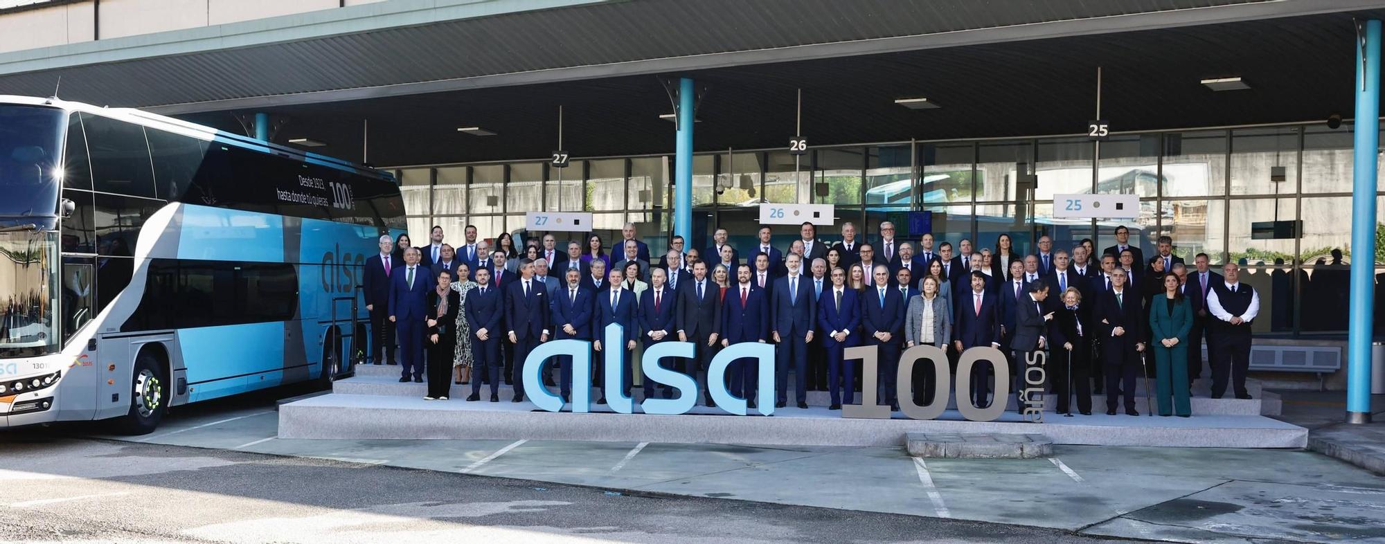 EN IMÁGENES: El Rey visita la estación de autobuses de Oviedo para conmemorar los 100 años de Alsa