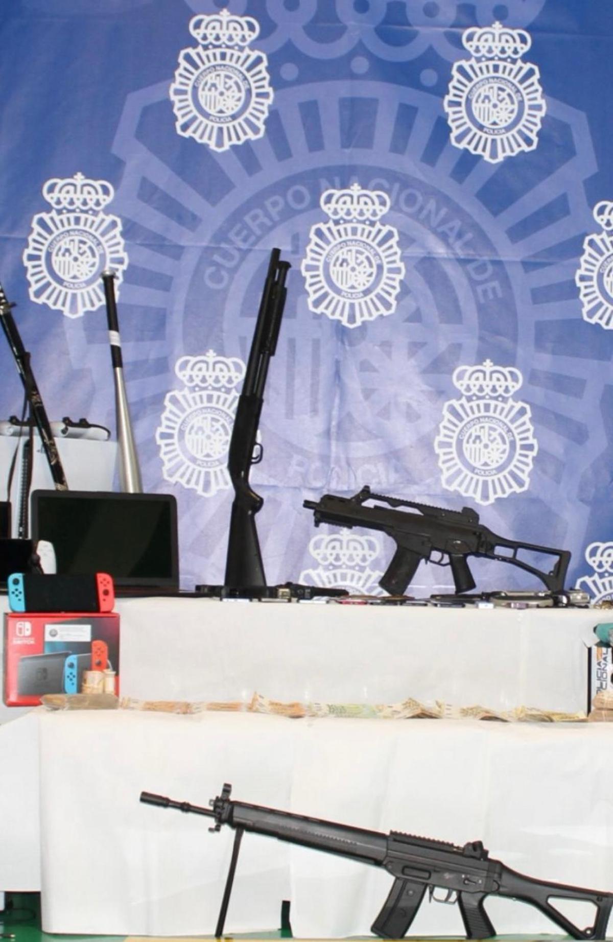 Imagen de las armas y la nintendo switch incautada por el grupo GRACO.