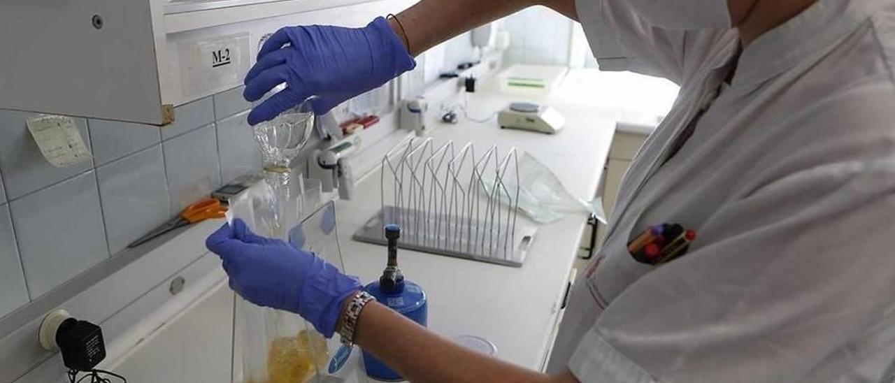 Inspectores de Salud Pública en un laboratorio