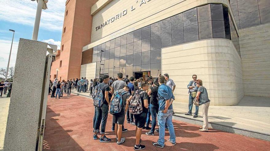 Numerosos estudiantes acudieron ayer al funeral del menor