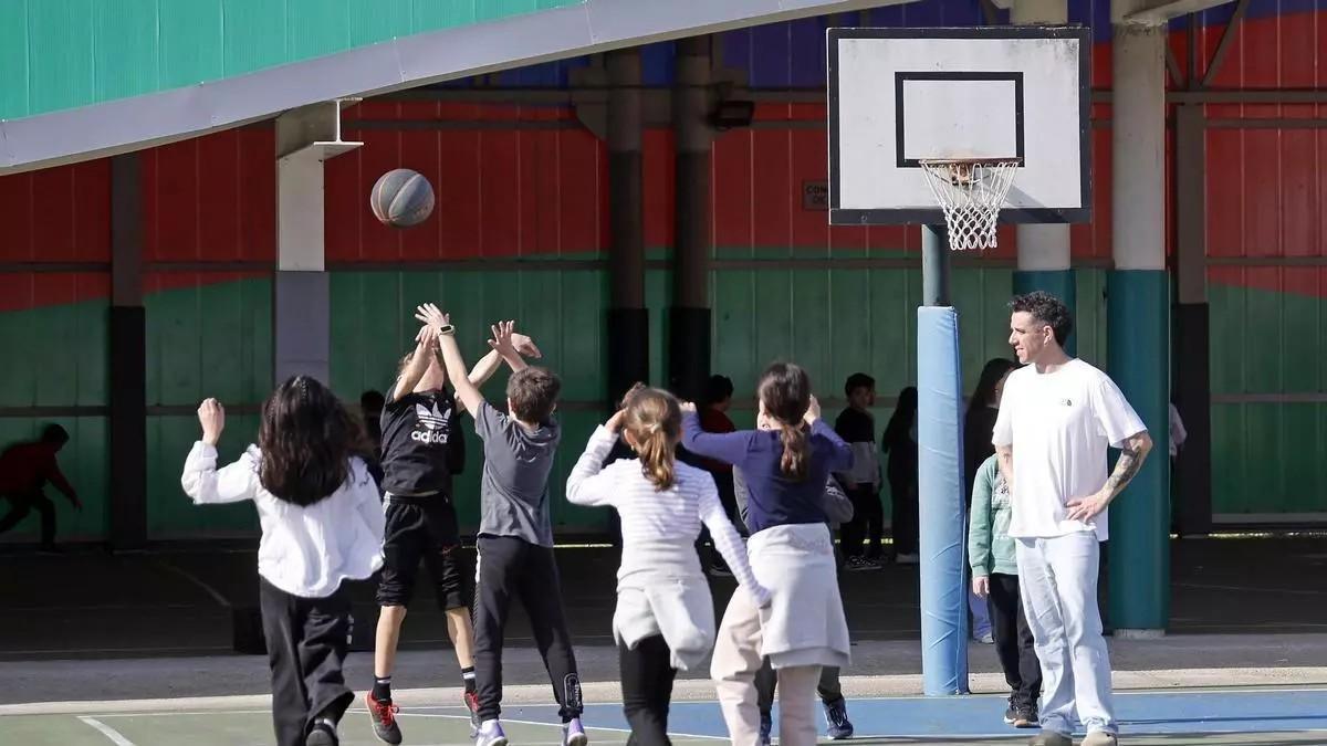 Alumnos, jugando al baloncesto.