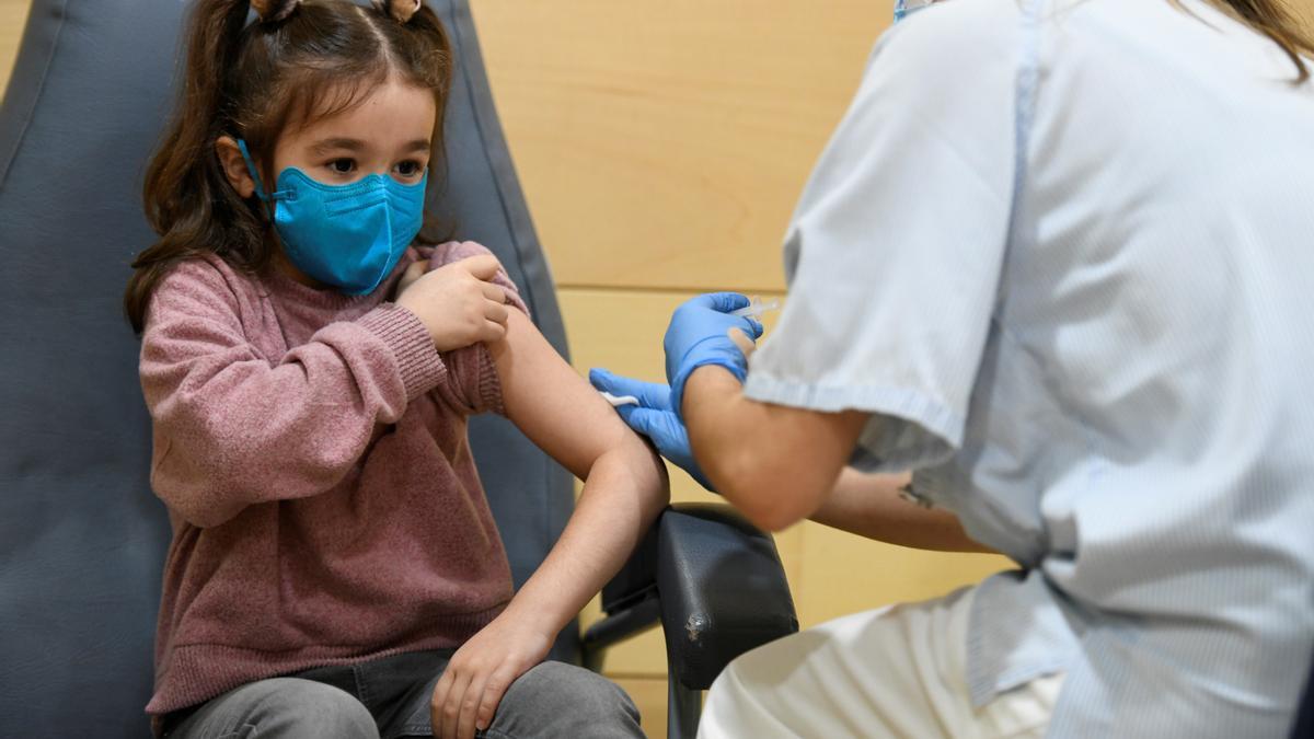 Una niña recibe la vacuna contra la covid en el Hospital infantil de O'Donnell, en Madrid.