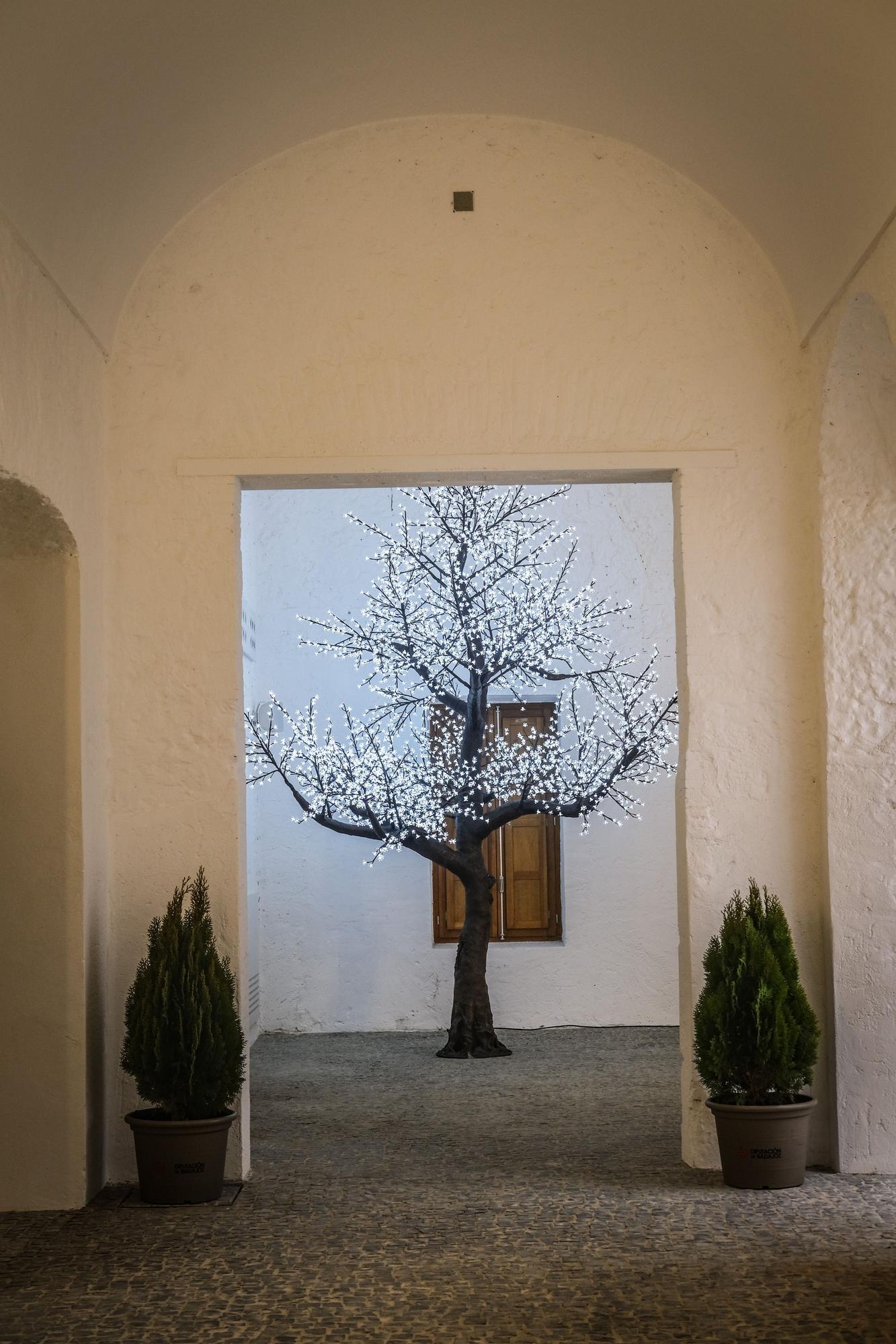 Decoración navideña. Árbol iluminado en uno de los pasillos.