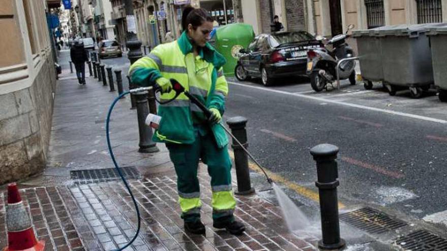 Personal de la contrata en la limpieza y baldeo de la ciudad.