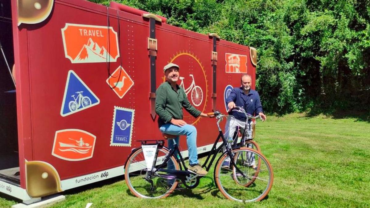 Maxi Rodríguez, a la izquierda, y Tomás Fernández, probando las bicis.