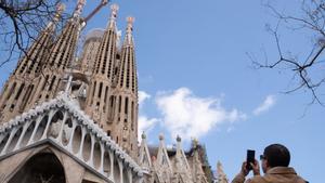 Un turista saca una foto junto a la Sagrada Família, el pasado 15 de marzo.