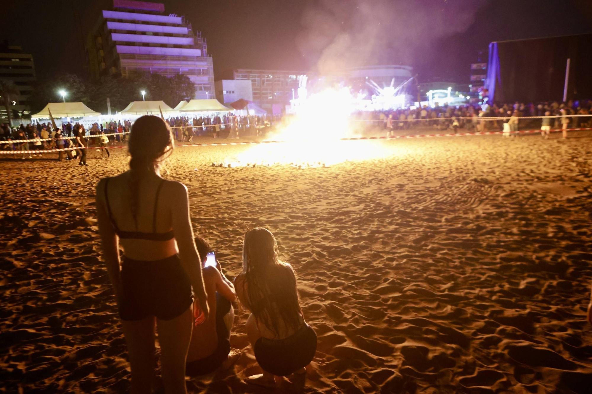 Fuegos artificiales, música, flores, hoguera... la celebración de San Juan en Gijón, en imágenes