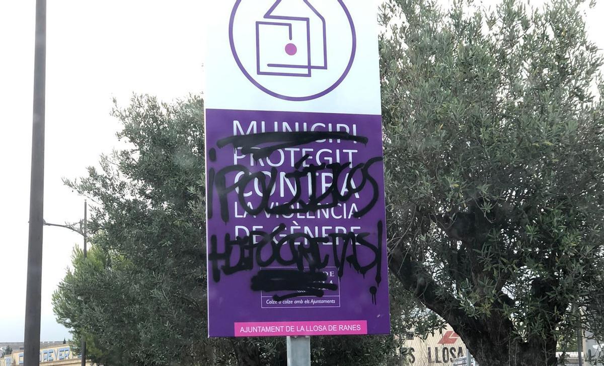 Otro de los carteles vandalizados