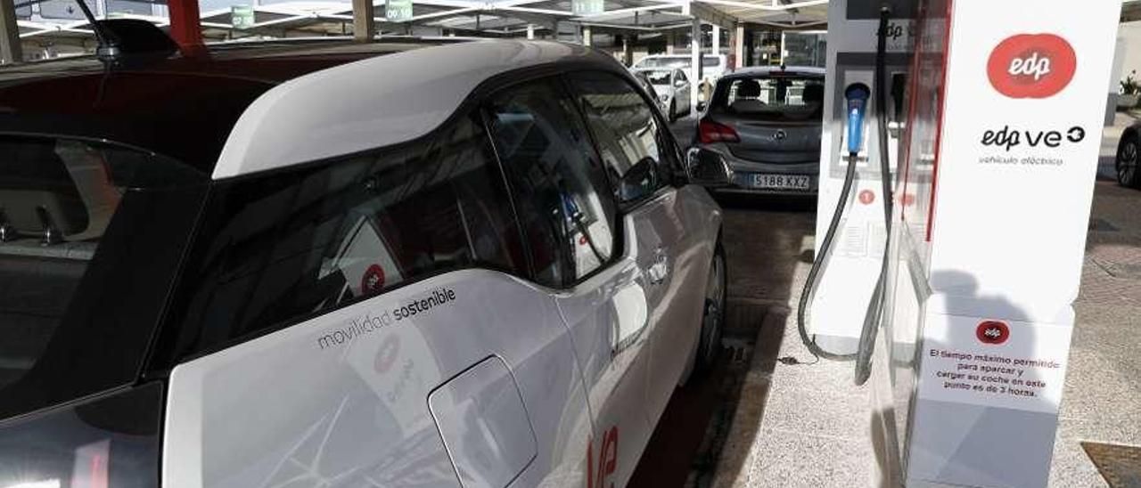 Un punto de recarga para vehículos eléctricos en el aeropuerto de Asturias.