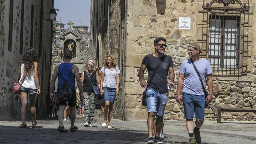 El Clúster lamenta que las menciones al calor extremo restan turistas a la región