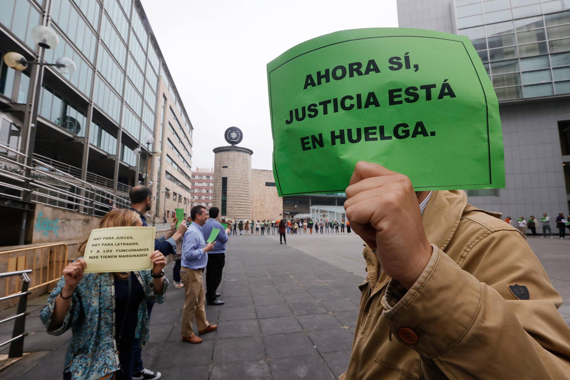 EN IMÁGENES: La huelga de funcionarios, contra viento y marea en Asturias