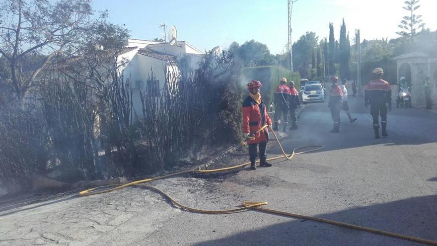 Sofocan un incendio en un chalé y evitan que el fuego salte al Montgó