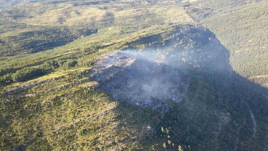El incendio declarado en la Guarguera se extiende y afecta ya a 5 hectáreas